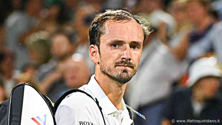“Forse è meglio che inizi a giocare a pickleball. Oggi tutto è meglio del tennis”: la frustrazione di Medvedev