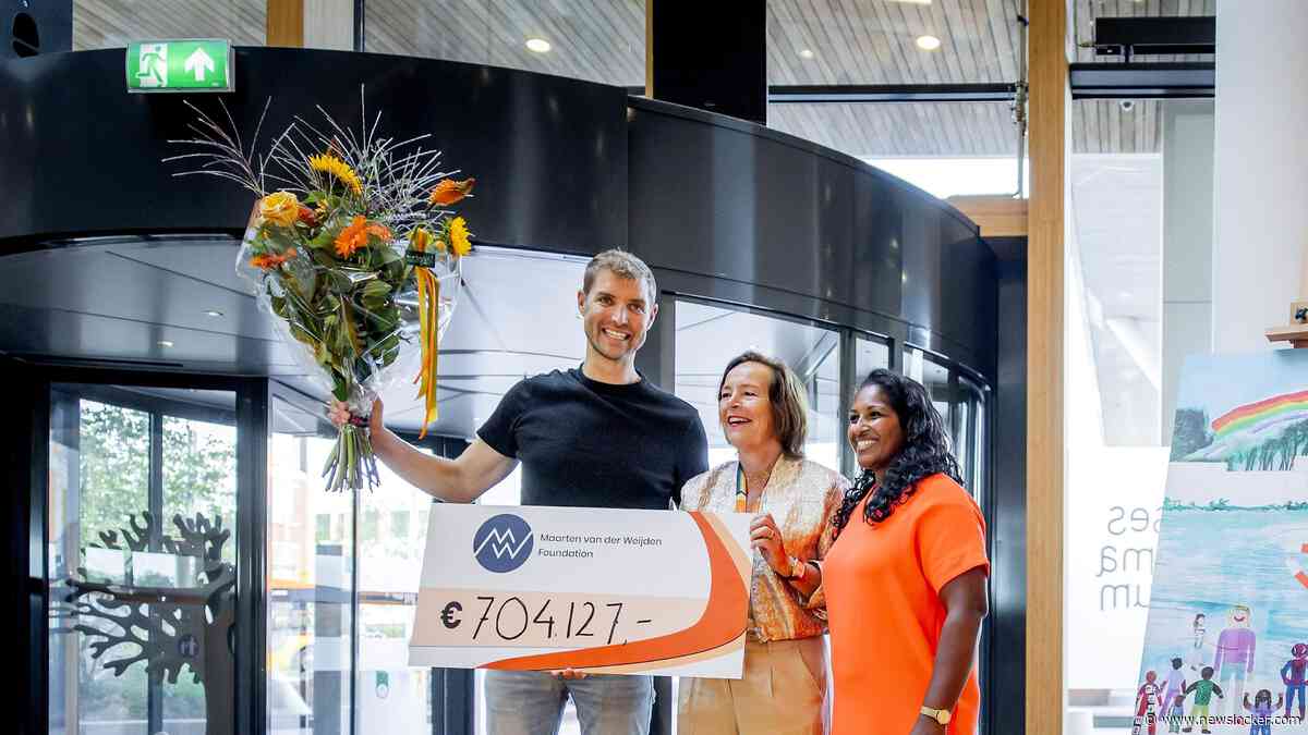 Maarten van der Weijden overhandigt cheque van 7 ton aan Prinses Máxima Centrum na staken zwemtocht