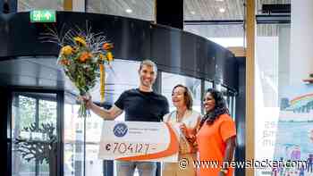 Maarten van der Weijden overhandigt cheque van 7 ton aan Prinses Máxima Centrum na staken zwemtocht