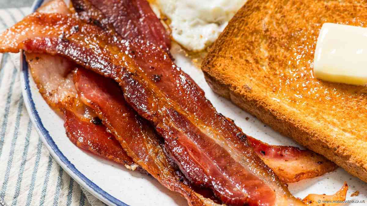 Bacon will be crispier and tastier if 1 ingredient is added to the pan