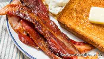 Bacon will be crispier and tastier if 1 ingredient is added to the pan