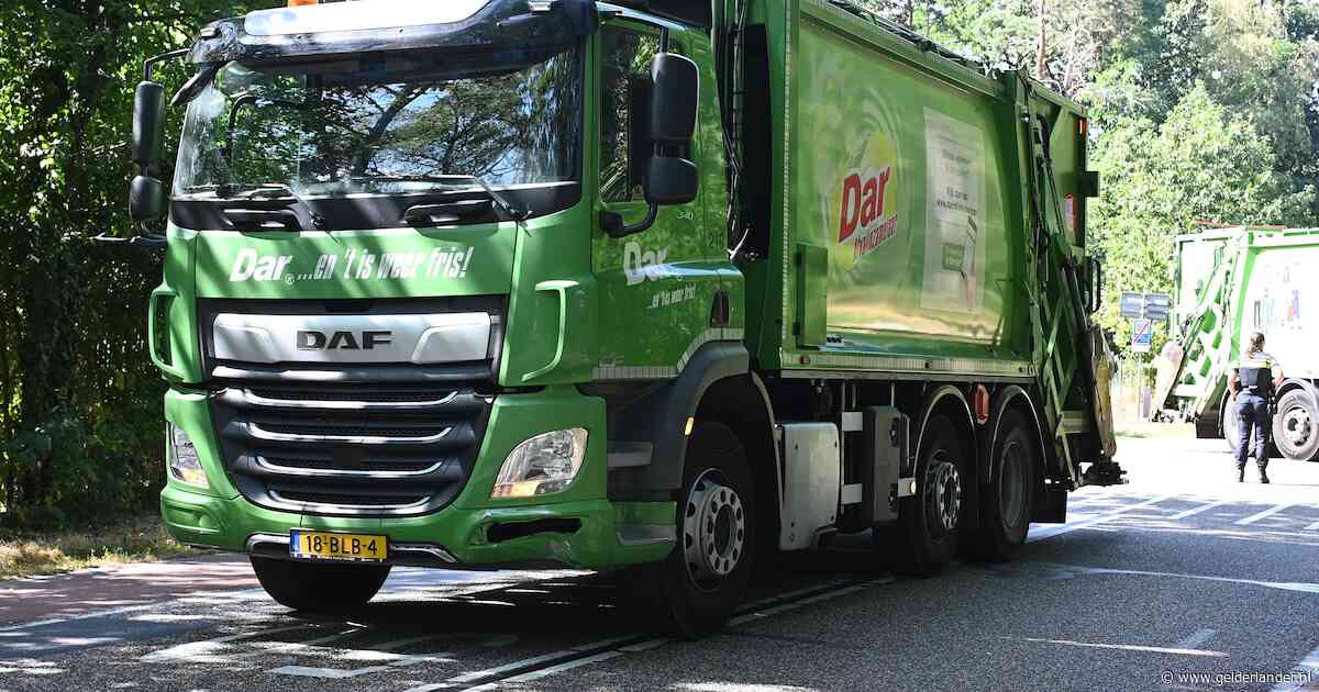 Scout (70) die van vuilniswagen viel tijdens ophalen oud papier overleden aan verwondingen