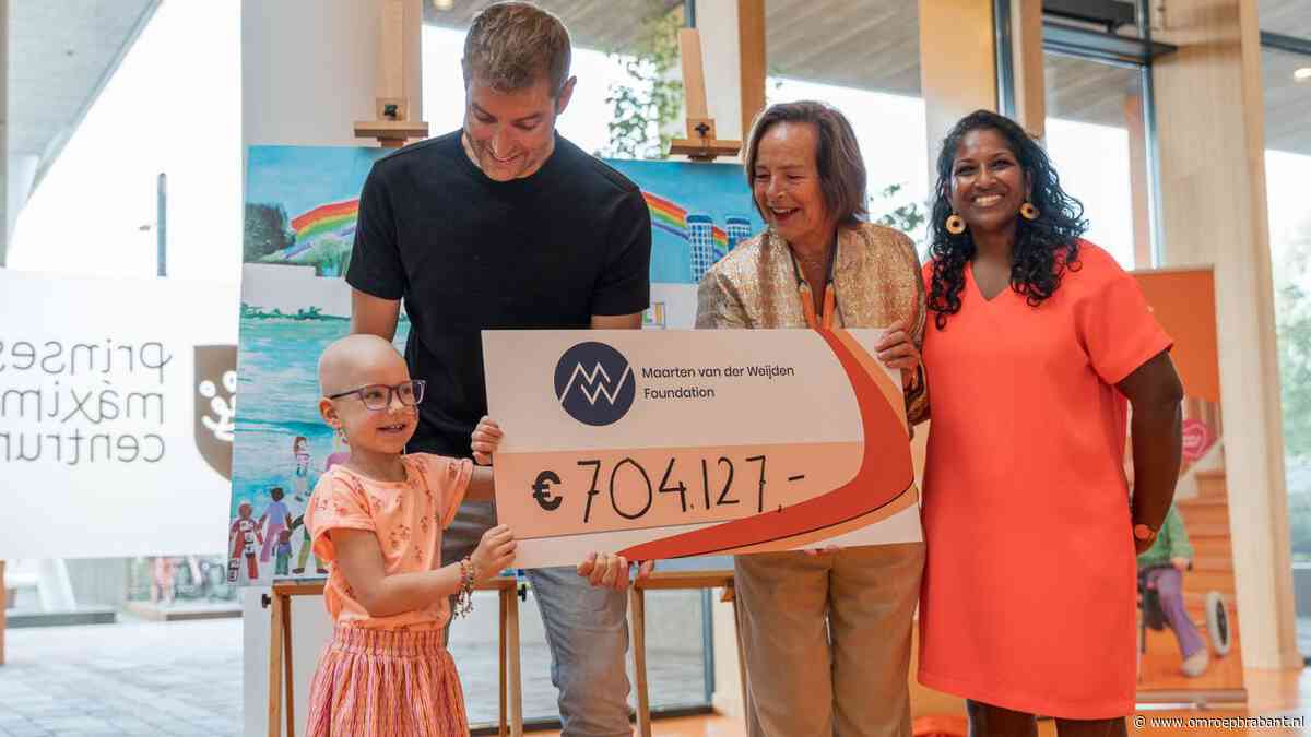 Maarten van der Weijden overhandigt cheque van ruim 7 ton voor kinderkanker