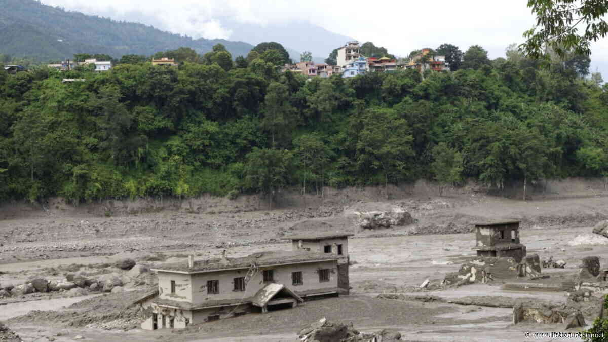 Alluvione in Nepal, sommersi interi villaggi e infrastrutture: frana a un posto di confine in Cina. “Numerose vittime”