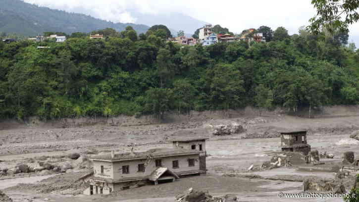 Alluvione in Nepal, sommersi interi villaggi e infrastrutture: frana a un posto di confine in Cina. “Numerose vittime”