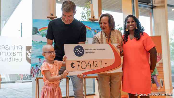 Maarten van der Weijden overhandigt cheque van ruim 7 ton voor kinderkanker