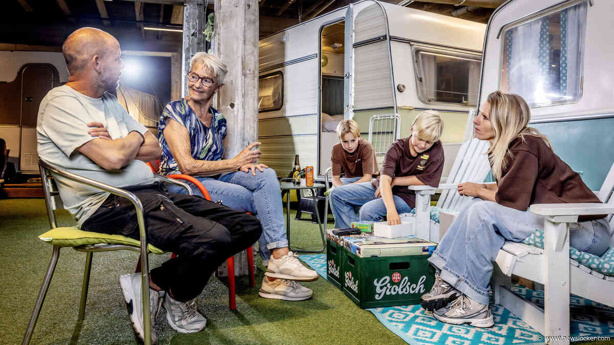 Overdekt kamperen lijkt gat in de markt: ’Als het buiten snikheet is, is het in de loods lekker koel dankzij de airco’