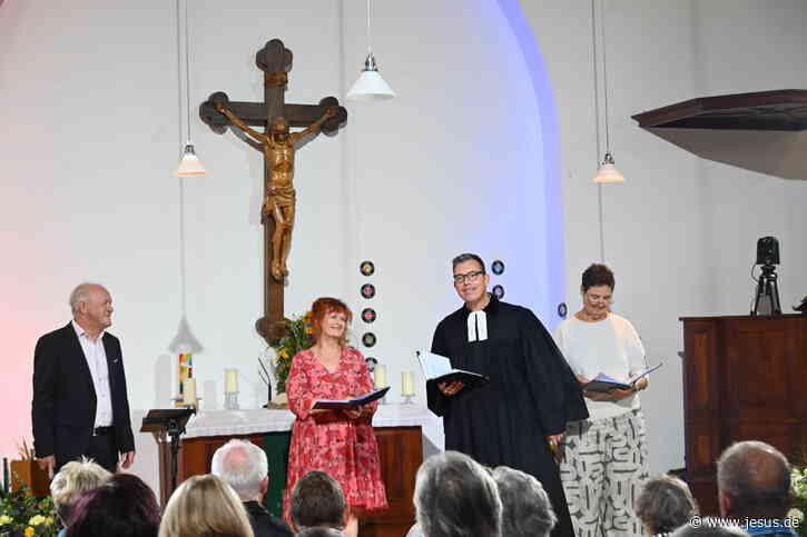 „Hier ist ein Mensch“ – Schlagergottesdienst trifft ins Herz