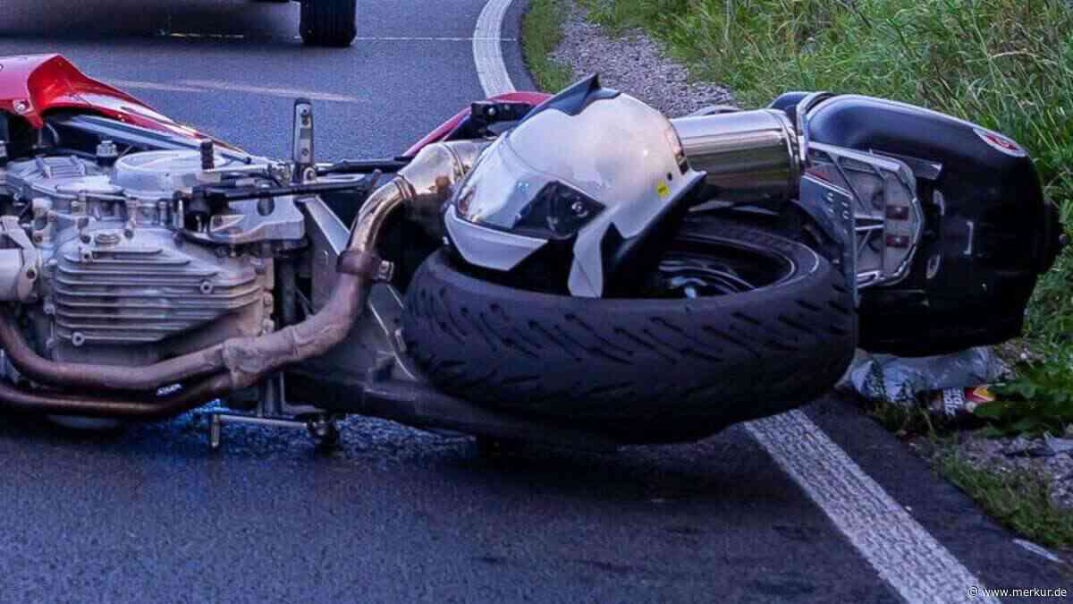 Motorradfahrerin rutscht unter Schutzplanke: schwer verletzt