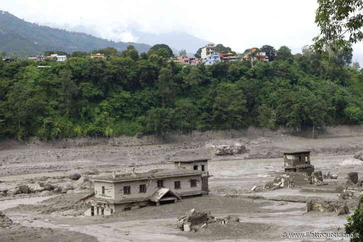Alluvione in Nepal, villaggi sommersi: “numerose vittime”, 384 turisti dispersi. Frana a un posto di confine in Cina