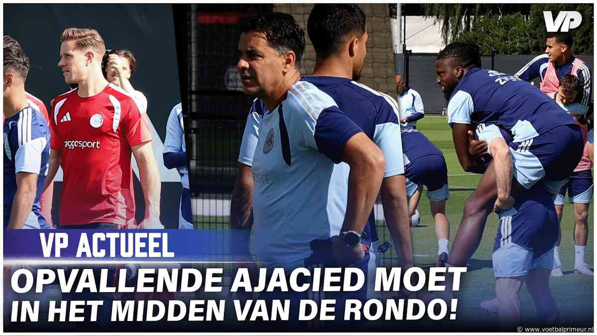 Mooi beeld: Ajax-trainer Míchel doet fanatiek mee en moet in het midden bij de rondo