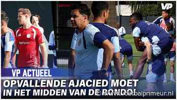 Mooi beeld: Ajax-trainer Míchel doet fanatiek mee en moet in het midden bij de rondo