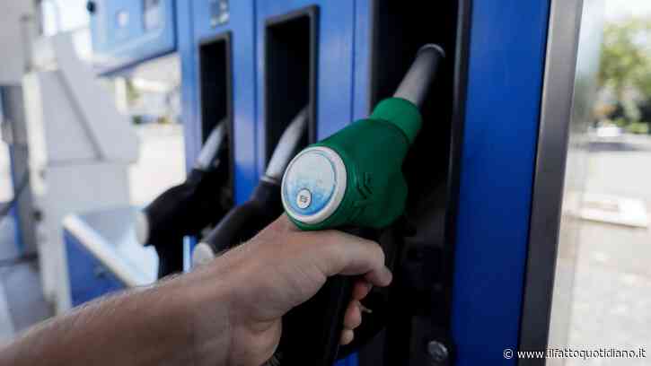 I carburanti volano, diesel tocca i 3 euro in autostrada: “Il pieno è costato 1,8 miliardi in più”. Schlein: “Tassare extraprofitti”. Tajani: “Roba da Urss”
