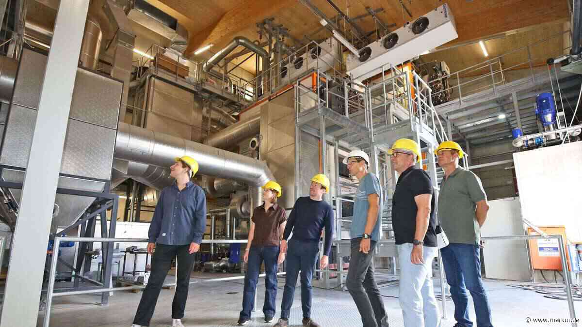 „Vor zwei Jahren noch grüne Wiese“: Politiker besichtigt großen Neubau für die Energiewende in Oberbayern