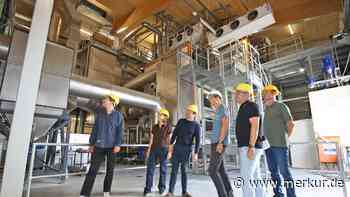 „Vor zwei Jahren noch grüne Wiese“: Politiker besichtigt großen Neubau für die Energiewende in Oberbayern