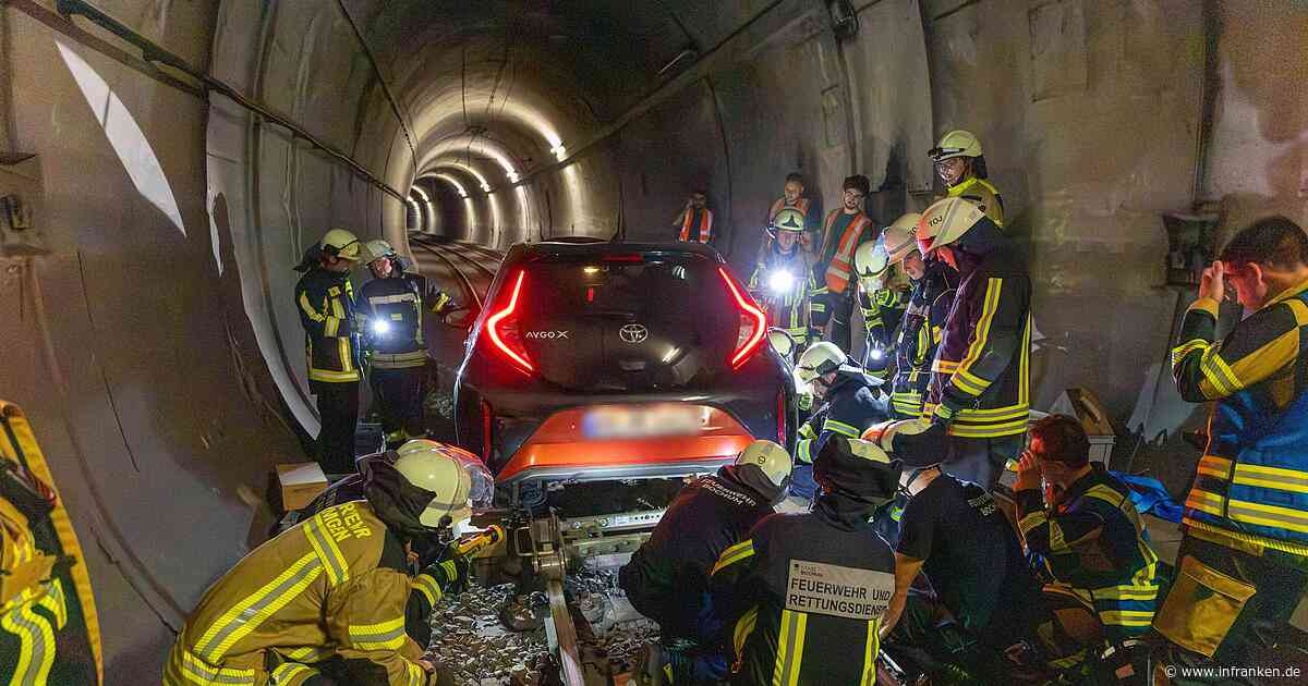 Bochum: Nach medizinischem Notfall - Frau (63) fährt mit Auto in U-Bahn-Tunnel