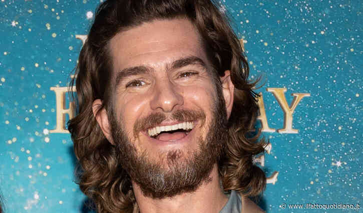 “Sarebbe fantastico se nessuno si sentisse obbligato a ritoccare il proprio viso. Ma capisco che viviamo in una società in cui c’è la pressione di ricorrere a interventi estetici, soprattutto per le donne”: così Andrew Garfield