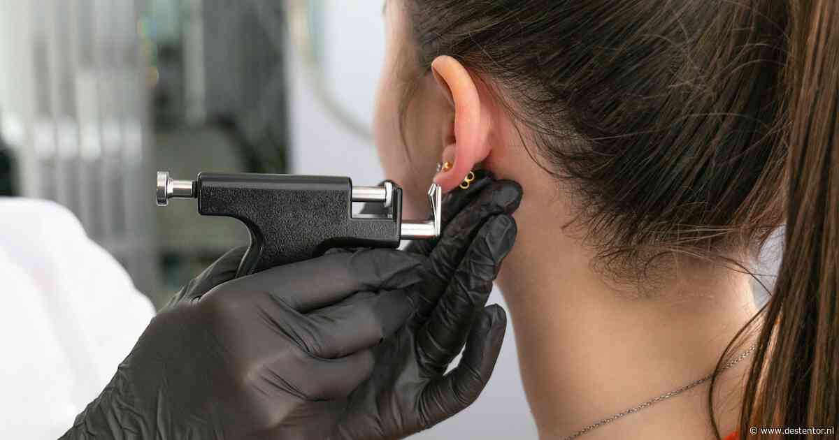 Meisje laat gaatjes prikken bij juwelier als ineens de deur openvliegt: ‘Schieten! Schiet maar’