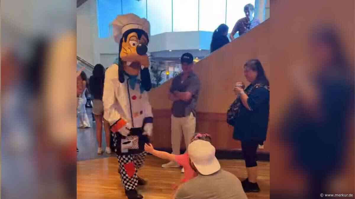 Tochter knuddelt Goofy: Mutter filmt Szene – und sieht nicht, dass absoluter Weltstar dahinter steht