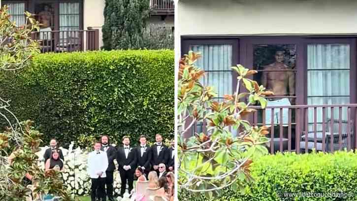 “A meno che quello non sia mio marito, il matrimonio è annullato”: lo sconosciuto che osserva le nozze dalla finestra attira l’attenzione di tutti (e il video è virale)