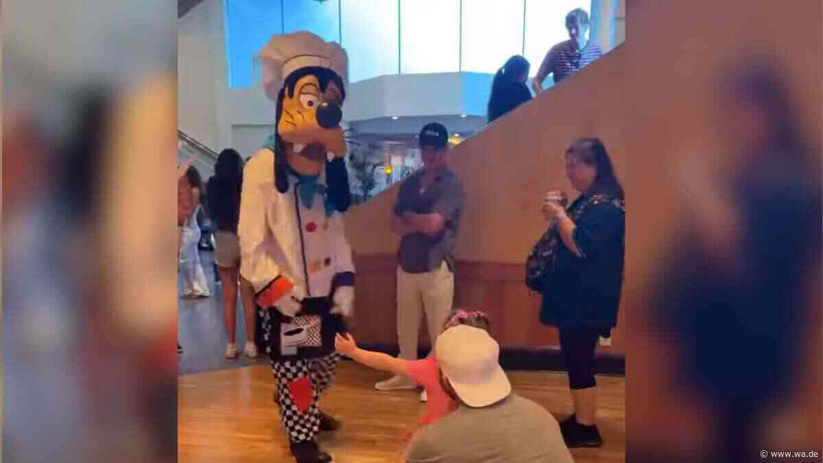 Tochter knuddelt Goofy: Mutter filmt Szene – und sieht nicht, dass absoluter Weltstar dahinter steht