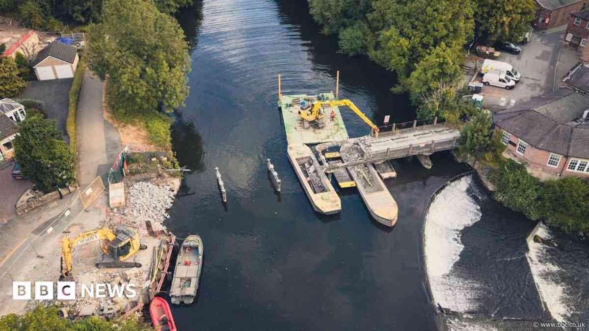 Removal of bridge 'at risk of collapse' complete