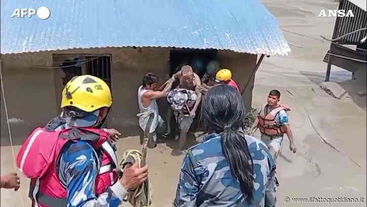 Nepal, i soccorsi dopo l’inondazione: gli abitanti evacuati dai villaggi sott’acqua