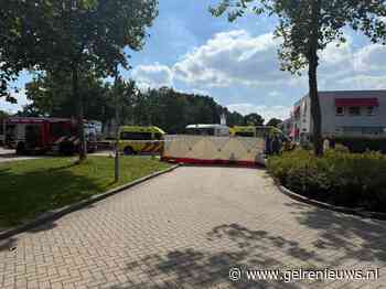 Fatbikerijder raakt ernstig bekneld onder veegwagen na botsing