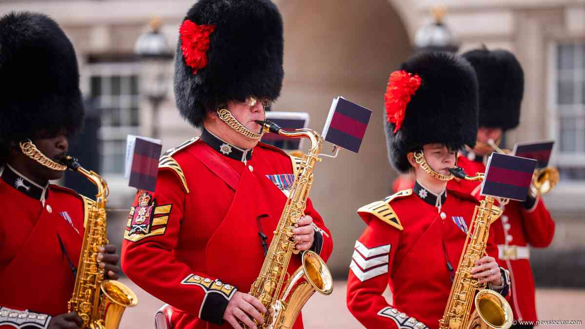 Brits leger eert overleden Dolly Parton door bij Buckingham Palace de hit 9 to 5 te spelen