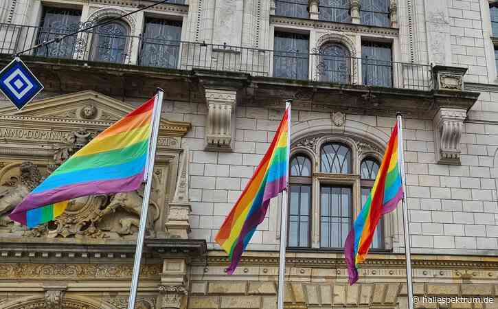 Oberbürgermeister hisst Regenbogenflaggen vor dem Stadthaus