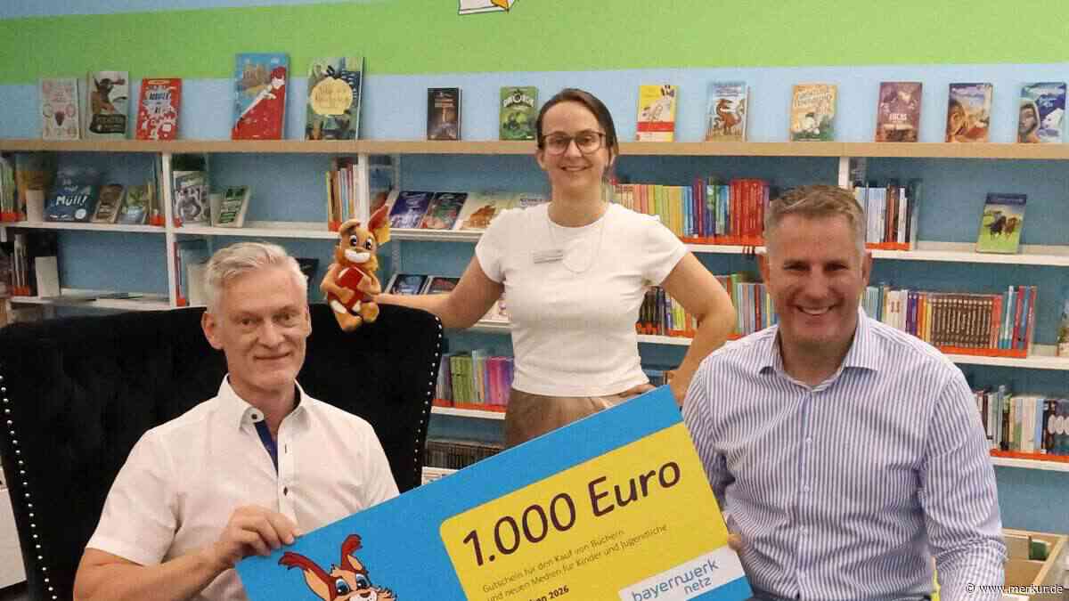 Stadtbibliothek erhält 1000 Euro vom Bayernwerk – „Sind stolz auf unsere Bücherei“