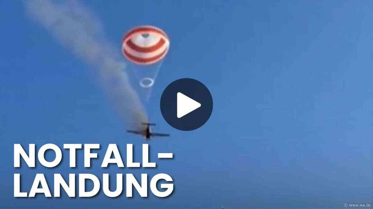 Außergewöhnliche Notlandung: Kleinflugzeug sinkt mit Fallschirm zu Boden