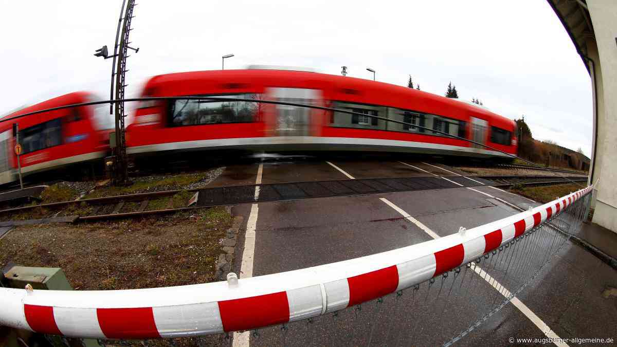 Sattelzug beschädigt beim Wenden eine Bahnschranke in Pleß
