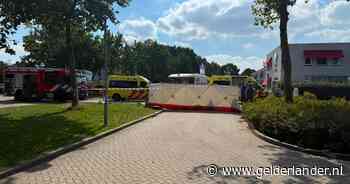 Fatbiker raakt bekneld na botsing met veegwagen, traumahelikopter opgeroepen