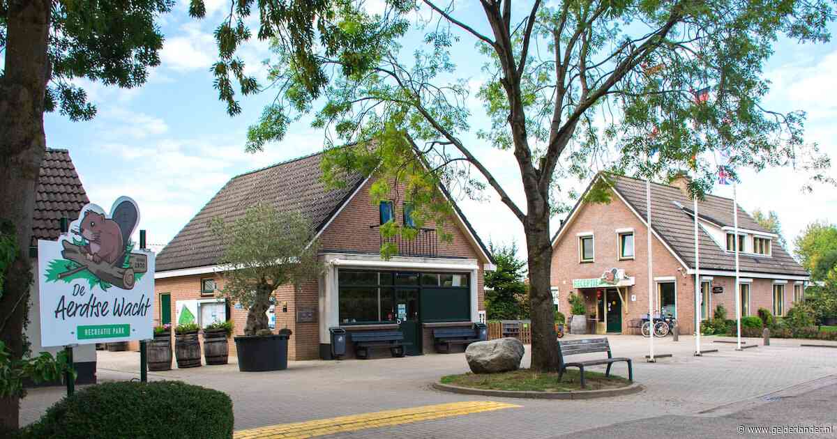 Al bijna drie dagen loopt hij op en neer om de deur van het zwembad te openen nu het internet eruit ligt: waar is Ziggo?