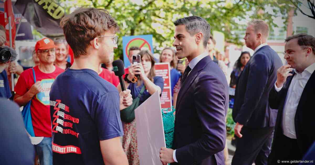 Protest van vakbond FNV bij bezoek van Rob Jetten in Arnhem: ‘We zullen ons blijven verzetten’
