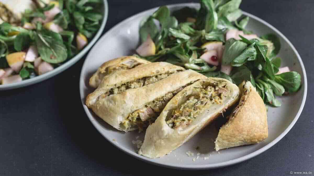 Herzhaft und vegan: Pilzstrudel mit Lauch und Mandelsauce