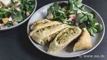 Herzhaft und vegan: Pilzstrudel mit Lauch und Mandelsauce