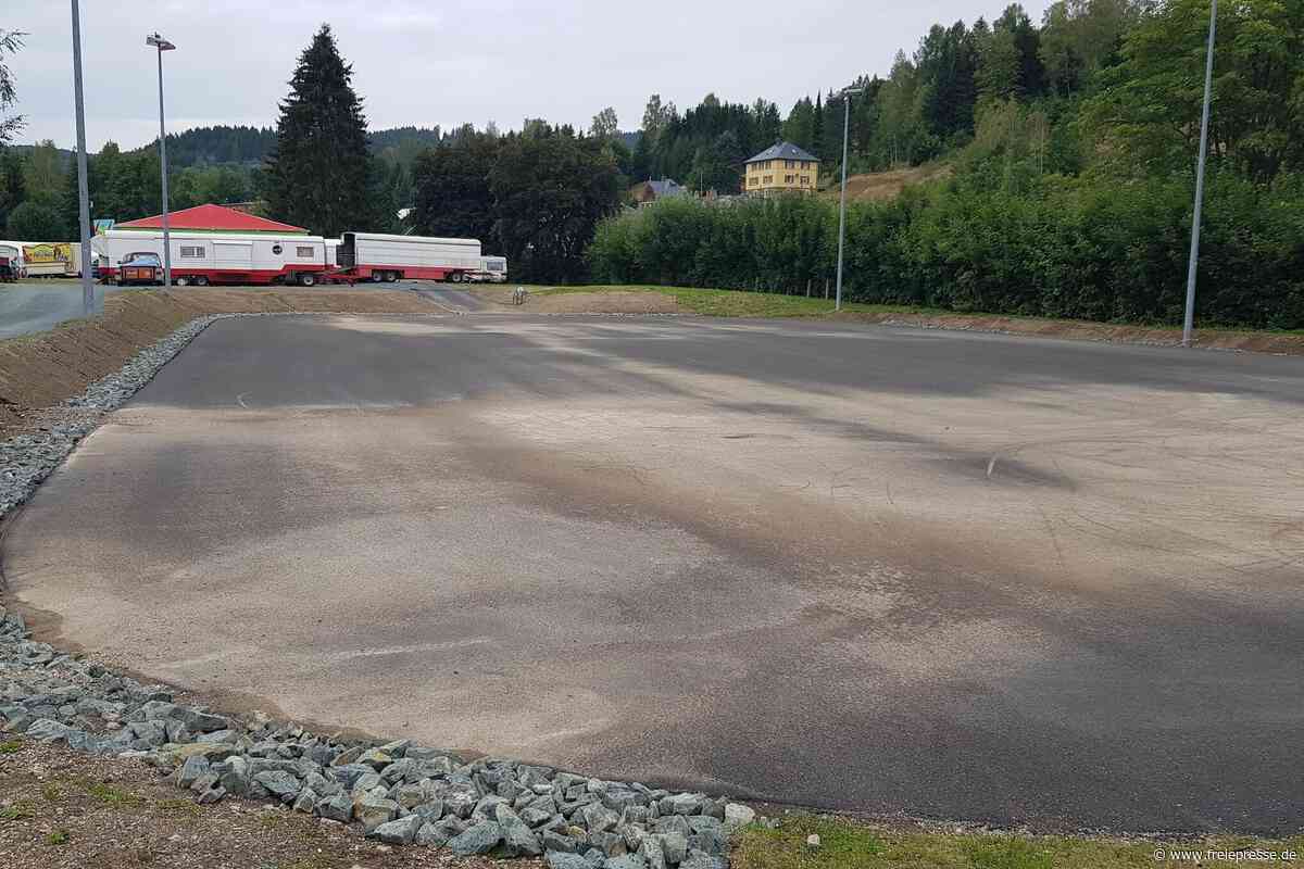 Weil sich der Untergrund verformte: Ex-Eisbahn in Klingenthal muss noch einmal asphaltiert werden