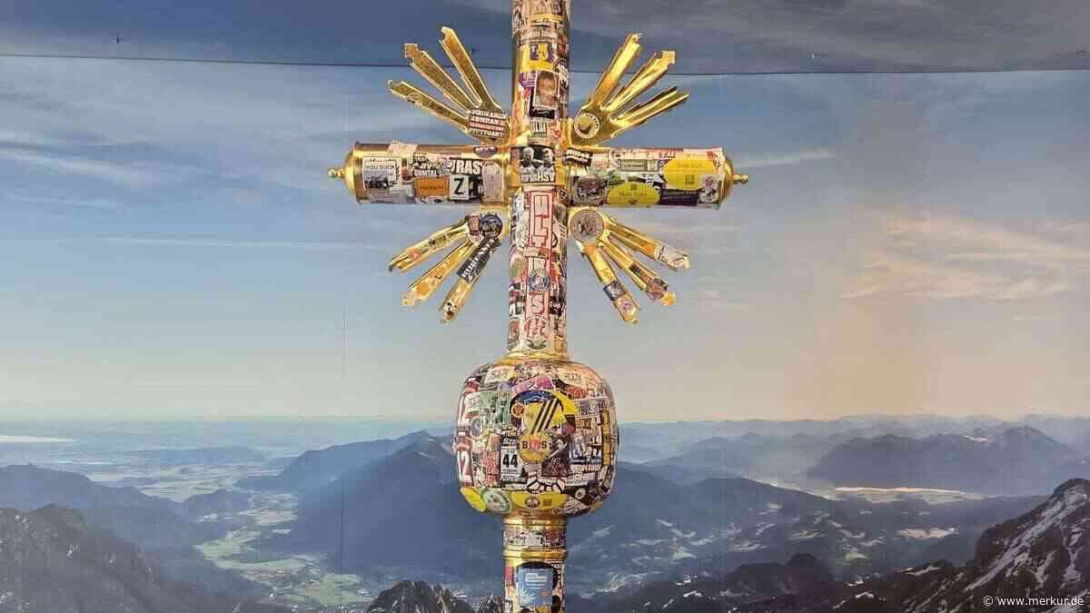 Zugspitzkreuz: BZB droht Sticker-Sündern mit Anzeige wegen Sachbeschädigung
