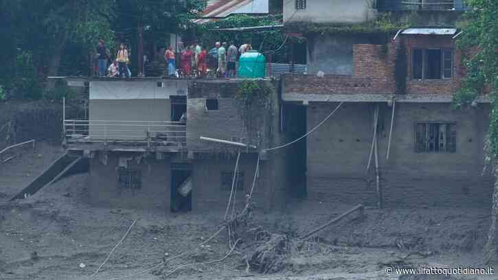 Inondazione Nepal, il fiume Bhotekoshi travolge un villaggio: le persone cercano di mettersi in salvo arrampicandosi in alto