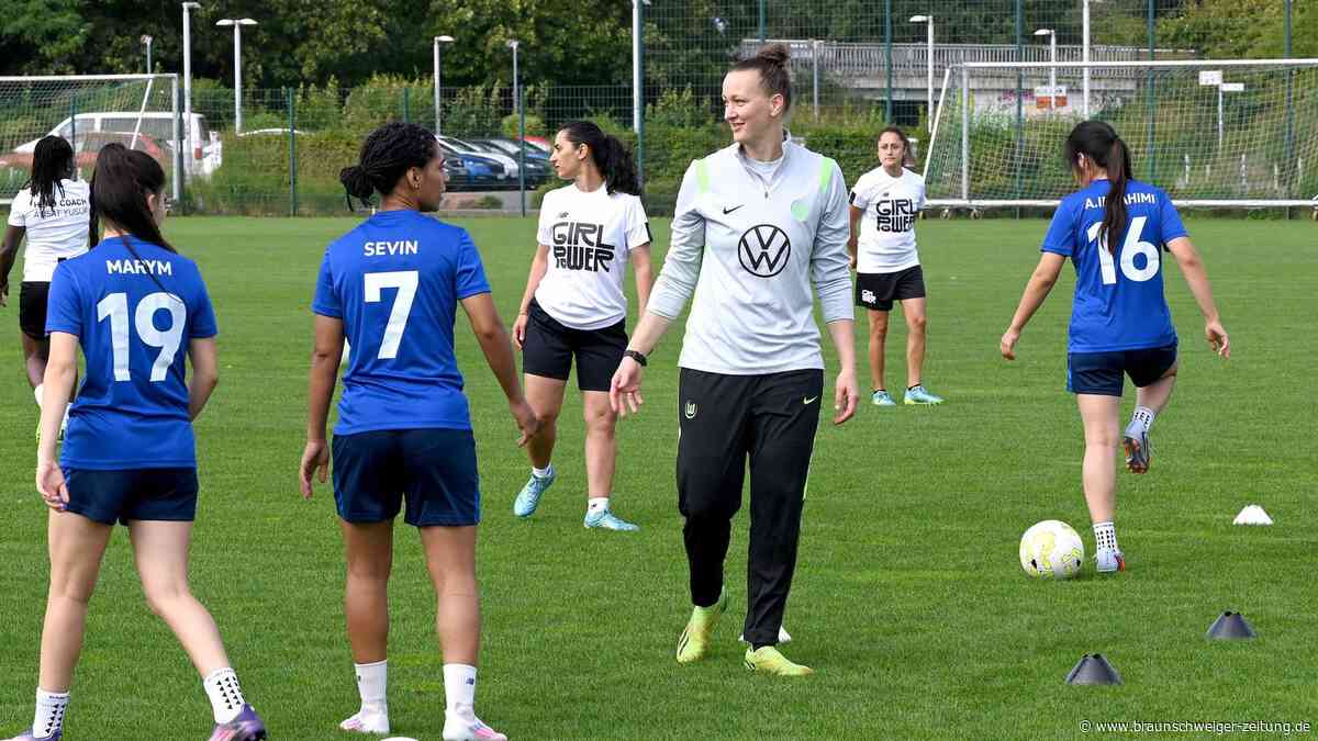 Wenn der Fußball zur Nebensache wird: Afghanische Frauen trainieren in Wolfsburg