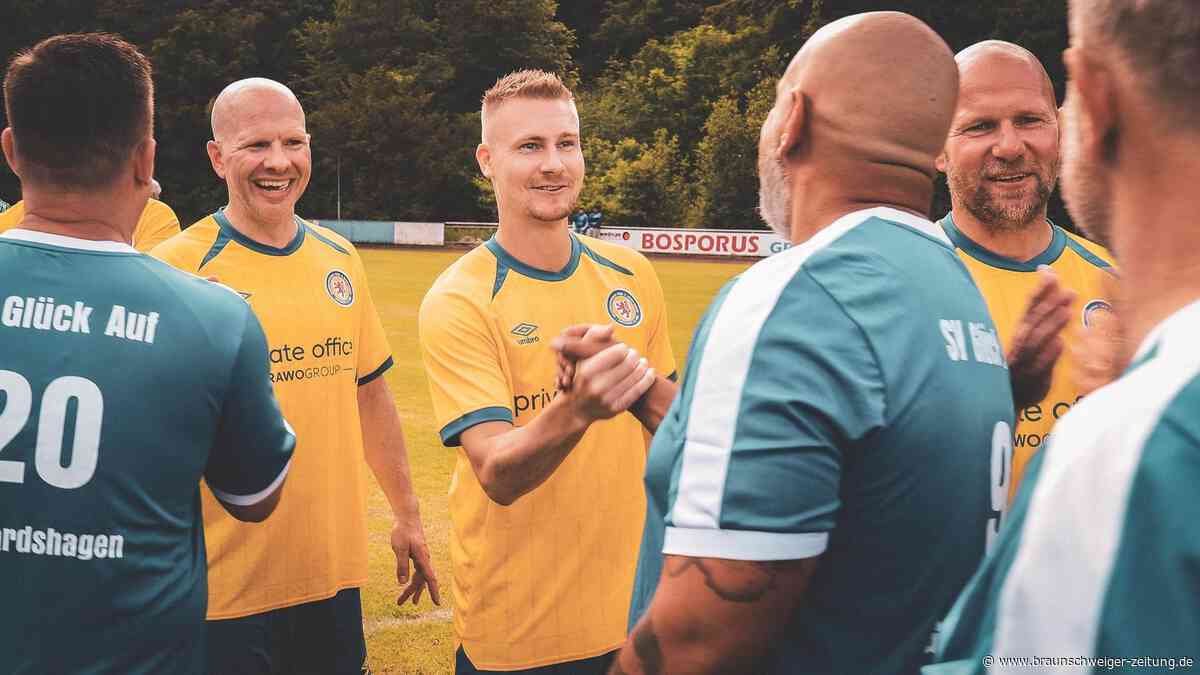 „So ein bisschen wie damals“: Ehemalige Eintracht-Legenden ziehen durch die Region