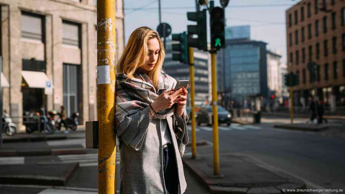 Bei Blick aufs Handy: Italien plant 75-Euro-Strafe für Fußgänger