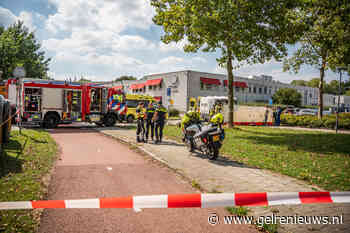 Fietser raakt ernstig bekneld onder veegwagen na botsing