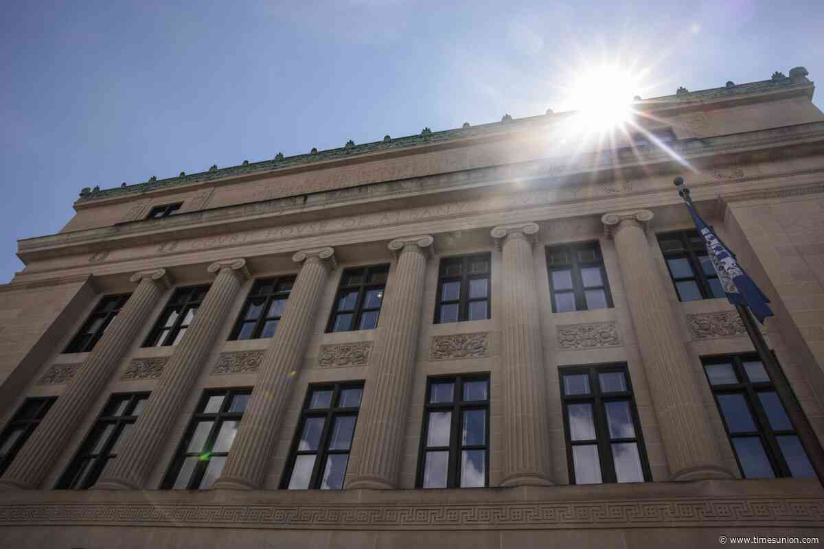New York courts ban smart glasses after visitors kept wearing them to court