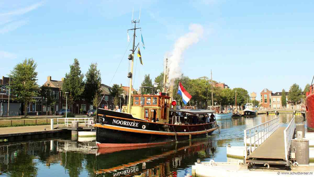 Stoomsleepboot Noordzee vaart met passagiers naar Wereldhavendagen