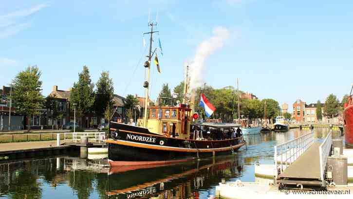Stoomsleepboot Noordzee vaart met passagiers naar Wereldhavendagen