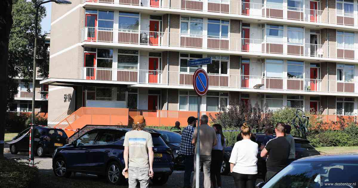Na oorverdovende knallen lijkt chaos voorbij, totdat de politie de deur intrapt
