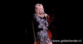 Van eyeliner met lucifers tot torenhoge pruiken: de iconische looks van Dolly Parton